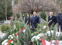 17__Andrzej_Duda_Obchody_12_rocznicy_Katastrofy_Smolenskiej_Cmentarz_Janusz_Kurtyka_20220410_PK013233.jpg