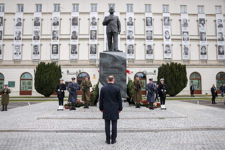010_Andrzej_Duda_Obchody_12_rocznicy_Katastrofy_Smolenskiej_Pomniki_20220410_GJB_5584.jpg