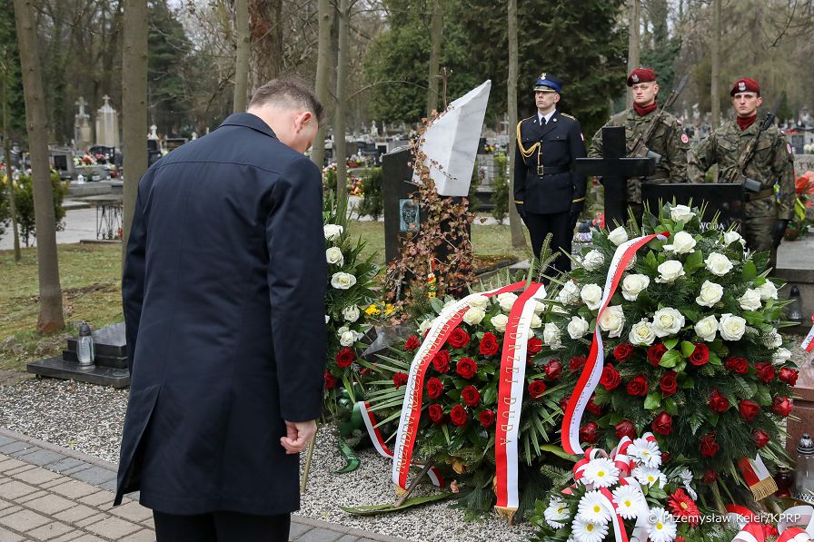 13__Andrzej_Duda_Obchody_12_rocznicy_Katastrofy_Smolenskiej_Cmentarz_Wieslaw-Woda_20220410_PK013050.jpg