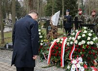 13__Andrzej_Duda_Obchody_12_rocznicy_Katastrofy_Smolenskiej_Cmentarz_Wieslaw-Woda_20220410_PK013050.jpg