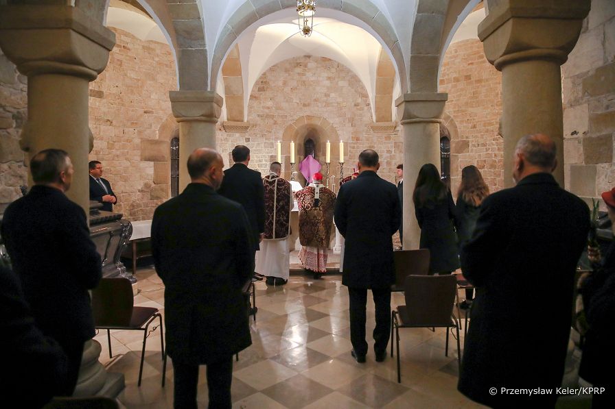 03__Andrzej_Duda_Obchody_12_rocznicy_Katastrofy_Smolenskiej_Wawel_20220410_PK012485.jpg