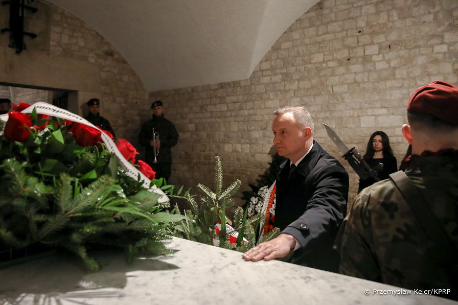 Andrzej_Duda_Obchody_12_rocznicy_Katastrofy_Smolenskiej_Wawel_20220410_PK012654.jpg