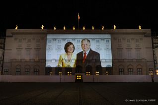 001_Iluminacja_Obchody_12_rocznicy_Katastrofy_Smolenskiej_20220410_JSZ_2468.jpg