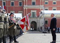01__Para_Prezydencka_Dzien_Flagi_Plac_Zamkowy_20220502_MBO26444.jpg
