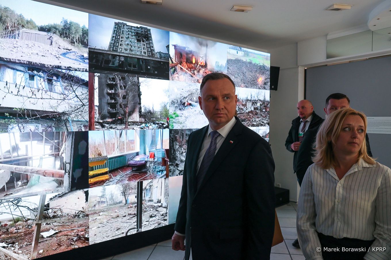 08_051_Andrzej_Duda_Davos_WEF_wystawa_Ukraina_20220524_MBO21145.jpg