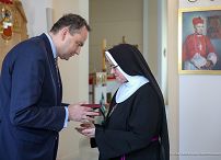 04__Adam_Kwiatkowski_odzaczenia_Siostrom_Franciszkanom_Rodziny_Maryi_20220506_ERB59352.jpg