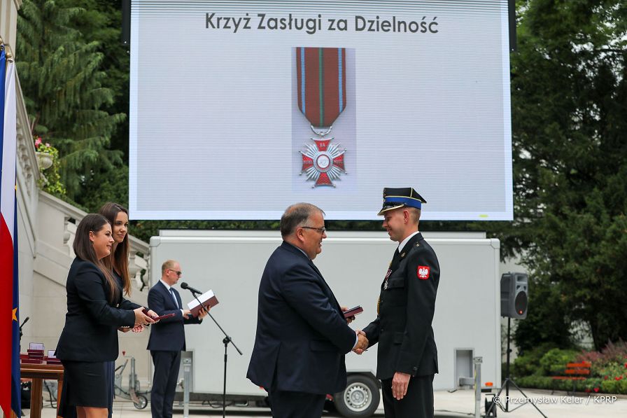 008_min_Dera_odznaczenia_ofiarnosc_odwage_dzielnosc_20220620_PK021664.jpg