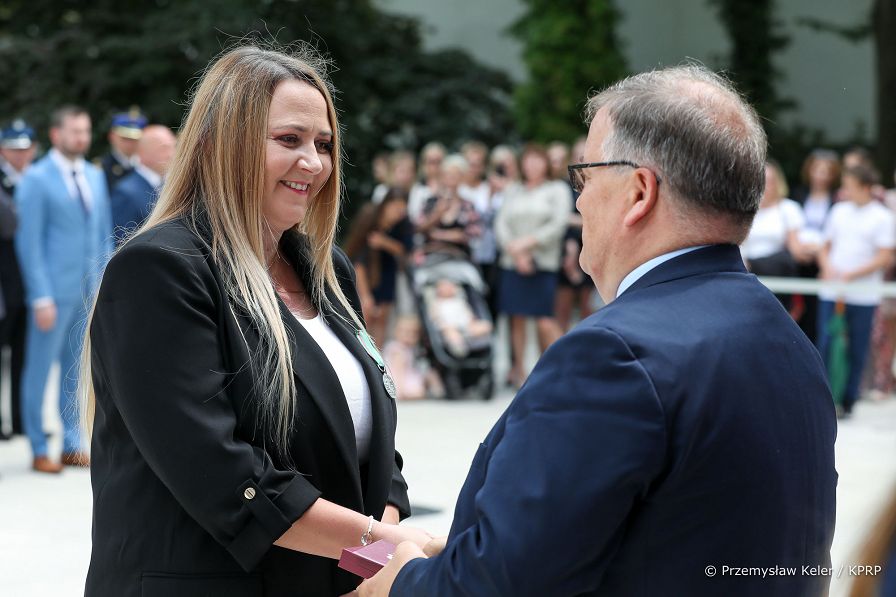 011_min_Dera_odznaczenia_ofiarnosc_odwage_dzielnosc_20220620_PK022028.jpg