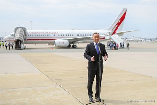002_Andrzej_Duda_briefing_wylot_Madryt_20220628_MB2_4682.jpg
