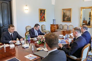 03__Andrzej_Duda_przedstawiciele_Centralnego_Portu_Komunikacyjnego_20220603_MBO24879.jpg
