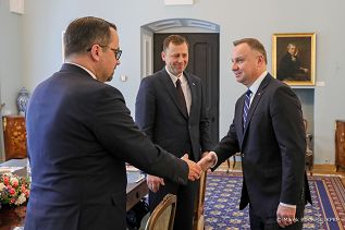 01__Andrzej_Duda_przedstawiciele_Centralnego_Portu_Komunikacyjnego_20220603_MBO24850.jpg