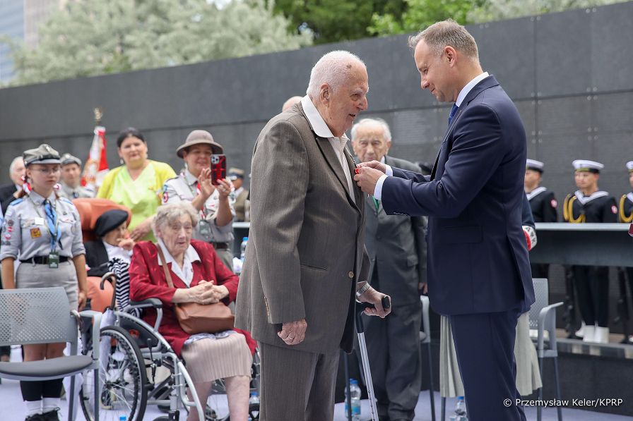 07__Andrzej_Duda_odznaczenia_78_rocznica_wybuchu_Powstania_Warszawskiego_20220730_PK1_0480.jpg