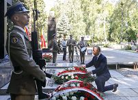 01__Piotr_Cwik_Zlozenie_wiencow_na_grobach_20220801_PK1_2478.jpg