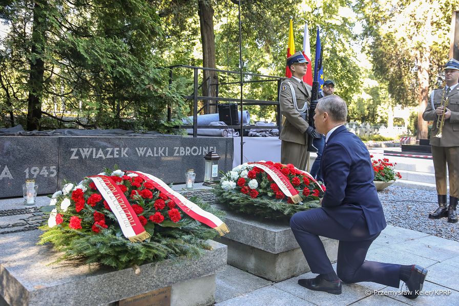 02__Piotr_Cwik_Zlozenie_wiencow_na_grobach_20220801_PK1_2534.jpg