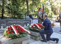 02__Piotr_Cwik_Zlozenie_wiencow_na_grobach_20220801_PK1_2534.jpg