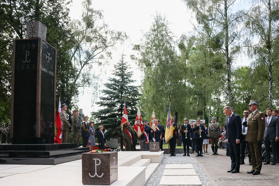 01__Andrzej_Duda_Godzina_W_oddanie_holdu_Powstancom_Warszawy_Gloria_Victis_20220801_GJB_3016.jpg
