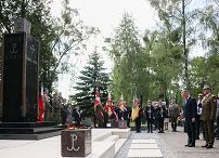 01__Andrzej_Duda_Godzina_W_oddanie_holdu_Powstancom_Warszawy_Gloria_Victis_20220801_GJB_3016.jpg