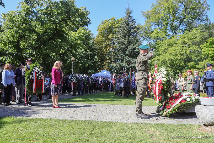 02__Barbara_Brodowska_Maczka_pomnik_Mokotow_Walczacy_1944_20220801_MB2_0558.jpg