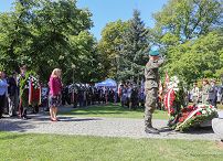02__Barbara_Brodowska_Maczka_pomnik_Mokotow_Walczacy_1944_20220801_MB2_0558.jpg