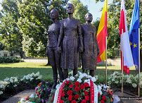 02__Malgorzata_Paprocka_wieniec_pod pomnikiem_Kobietom_Powstania_Warszawskiego_20220801_MB2_0524.jpg