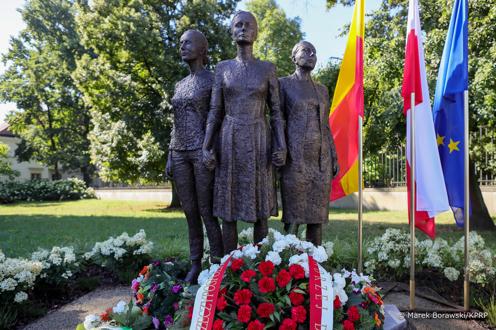 02__Malgorzata_Paprocka_wieniec_pod pomnikiem_Kobietom_Powstania_Warszawskiego_20220801_MB2_0524.jpg [1.23 MB]