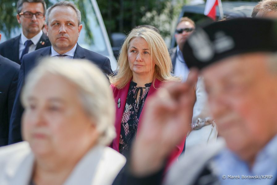 08__Barbara_Brodowska_Maczka_obelisk_Pamieci_Zołnierzy_AK_Powstancow_Mokotowa _20220801_MB1_5126.jpg
