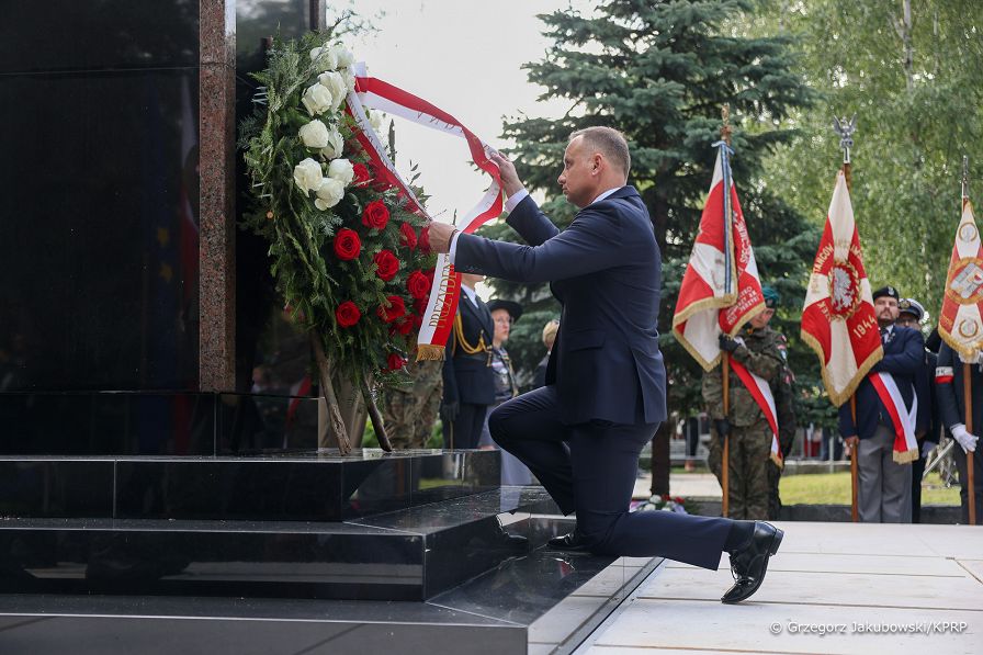 09__Andrzej_Duda_Godzina_W_oddanie_holdu_Powstancom_Warszawy_Gloria_Victis_20220801_GJB_3166.jpg