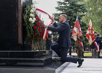 09__Andrzej_Duda_Godzina_W_oddanie_holdu_Powstancom_Warszawy_Gloria_Victis_20220801_GJB_3166.jpg