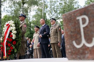 01__Andrzej_Duda_Godzina_W_oddanie_holdu_Powstancom_Warszawy_Gloria_Victis_20220801_GJB_3125.jpg