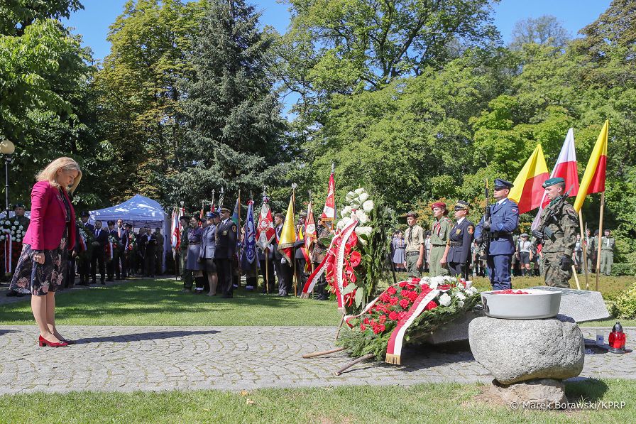 04__Barbara_Brodowska_Maczka_pomnik_Mokotow_Walczacy_1944_20220801_MB2_0574.jpg