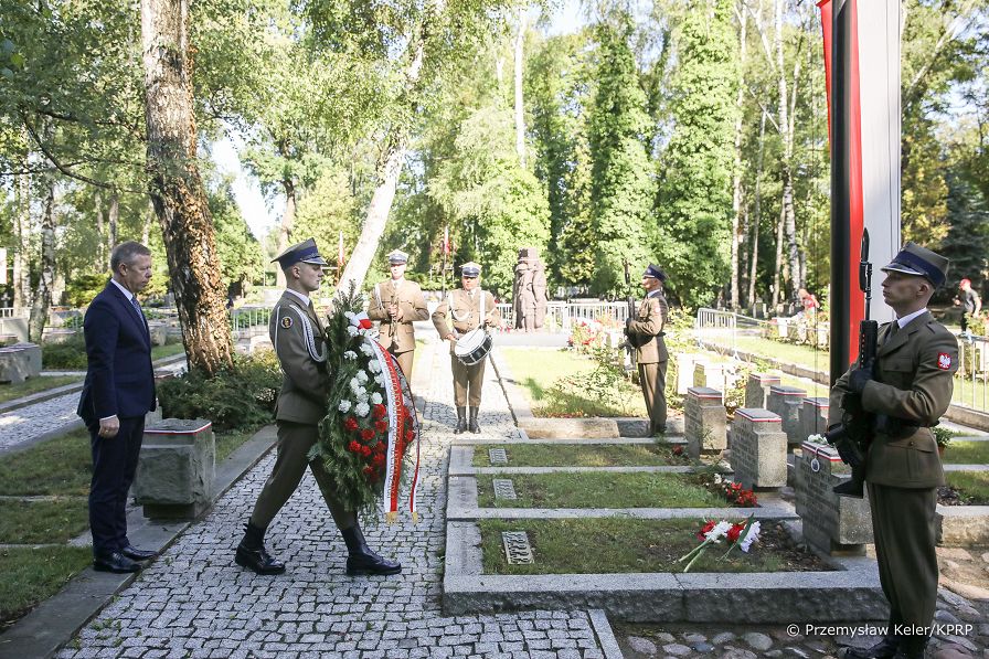 03__Piotr_Cwik_Zlozenie_wiencow_na_grobach_20220801_PK1_2565.jpg