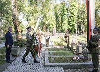 03__Piotr_Cwik_Zlozenie_wiencow_na_grobach_20220801_PK1_2565.jpg