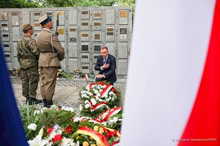 03__Andrzej_Duda_przy_grobie_gen_Antoniego_Chrusciela_Montera_20220801_GJB_2982.jpg
