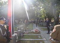 04__Piotr_Cwik_Zlozenie_wiencow_na_grobach_20220801_PK1_2604.jpg