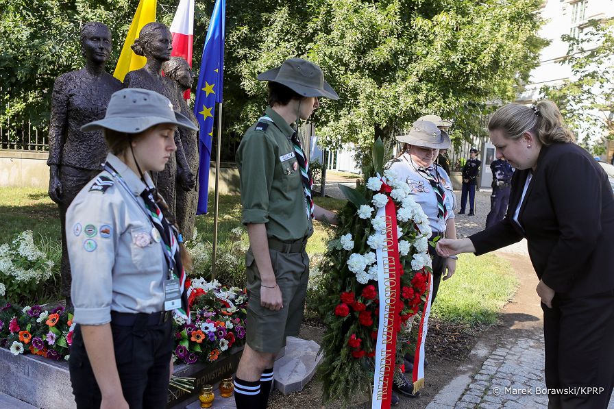 01__Malgorzata_Paprocka_wieniec_pod pomnikiem_Kobietom_Powstania_Warszawskiego_20220801_MB2_0509.jpg
