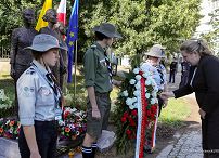 01__Malgorzata_Paprocka_wieniec_pod pomnikiem_Kobietom_Powstania_Warszawskiego_20220801_MB2_0509.jpg