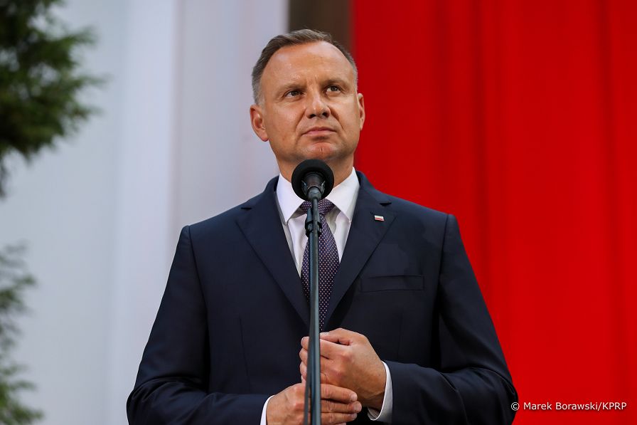 06__Andrzej_Duda_Apel_Pamieci_Cmentarz_Wojskowy_Powazki_Pomnik_Poleglym_1920r_20220814_MB1_5553.jpg