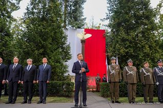 07__Andrzej_Duda_Apel_Pamieci_Cmentarz_Wojskowy_Powazki_Pomnik_Poleglym_1920r_20220814_MB2_1912.jpg
