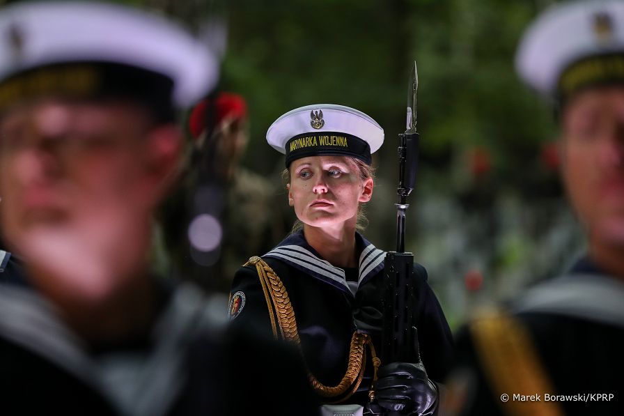 14__Andrzej_Duda_Apel_Pamieci_Cmentarz_Wojskowy_Powazki_Pomnik_Poleglym_1920r_20220814_MB1_5684.jpg