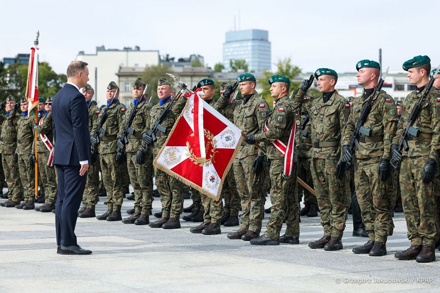 005_Andrzej_Duda_sztandar_DGRSZ_20220913_GJB_2436.jpg