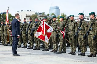 005_Andrzej_Duda_sztandar_DGRSZ_20220913_GJB_2436.jpg