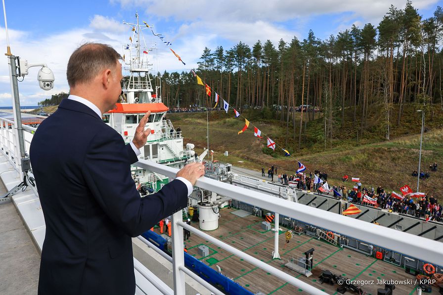 010_Andrzej_Duda_otwarcie_kanalu_przez_Mierzeje_Wislana_20220917_GJA_4926.jpg