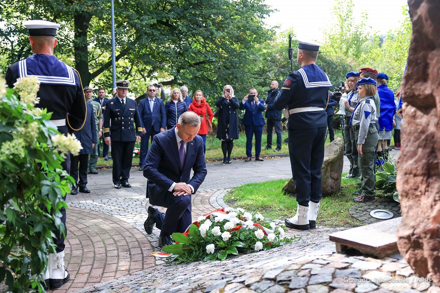 003_Andrzej_Duda_Gdynia_pomnik_zeslancow_20220917_GJA_4249.jpg