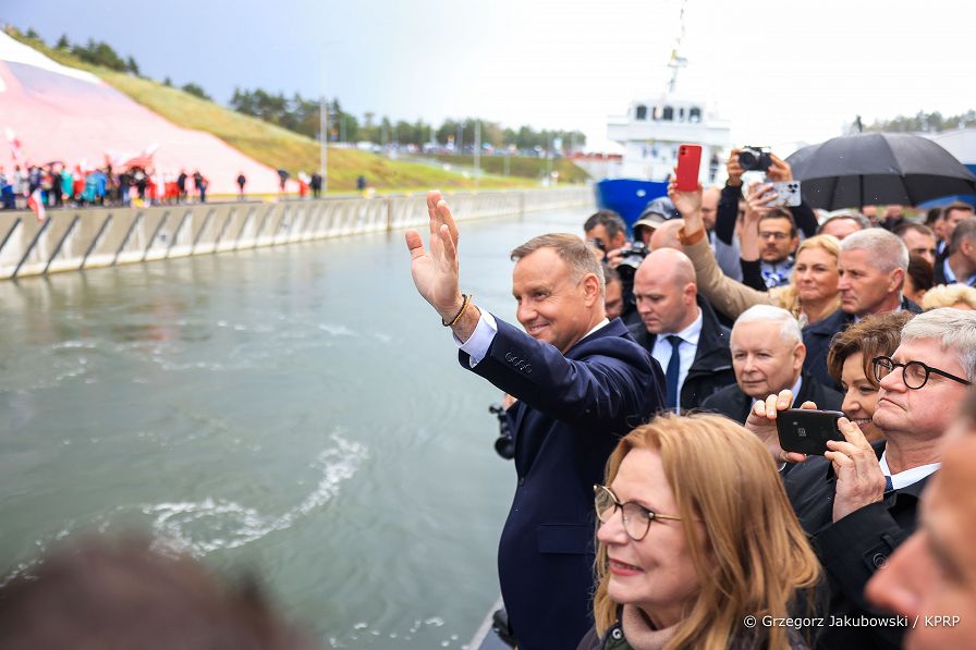022_Andrzej_Duda_otwarcie_kanalu_przez_Mierzeje_Wislana_20220917_GJA_5315.jpg