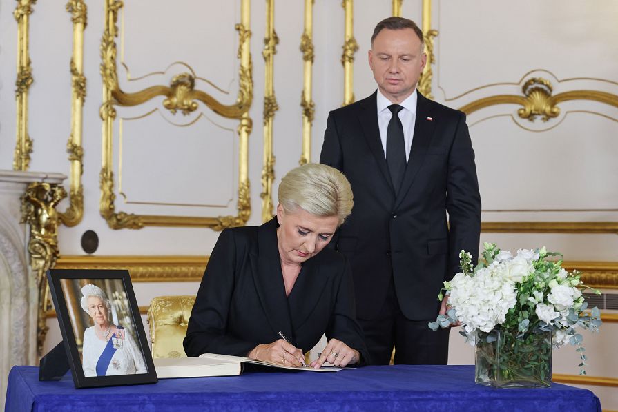 004_Para_Prezydencka_Londyn_ksiega_kondolencyjna_20220918_52366388118_110e09e3e6_o.jpg