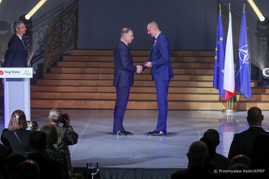03__Andrzej_Duda_Międzynarodowy_Salon_Przemyslu_Obronnego-Kielce_20220905_PK2_9250.jpg