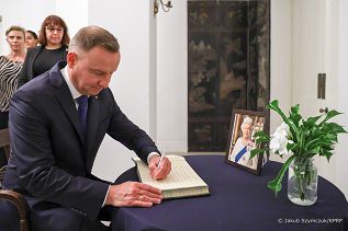 01__Andrzej_Duda_wpis_ksiega_kondolencyjna_Ambasada_Wielkiej_Brytanii_Dakar_Senegal_20220908_JS__3784.jpg