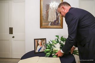 02__Andrzej_Duda_wpis_ksiega_kondolencyjna_Ambasada_Wielkiej_Brytanii_Dakar_Senegal_20220908_JS__3825.jpg