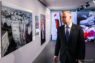12__Andrzej_Duda_wystawa_nt_rosyjskich_zbrodni_wojennych_na_Ukrainie_Davos_20230117_JSZ_5045.jpg