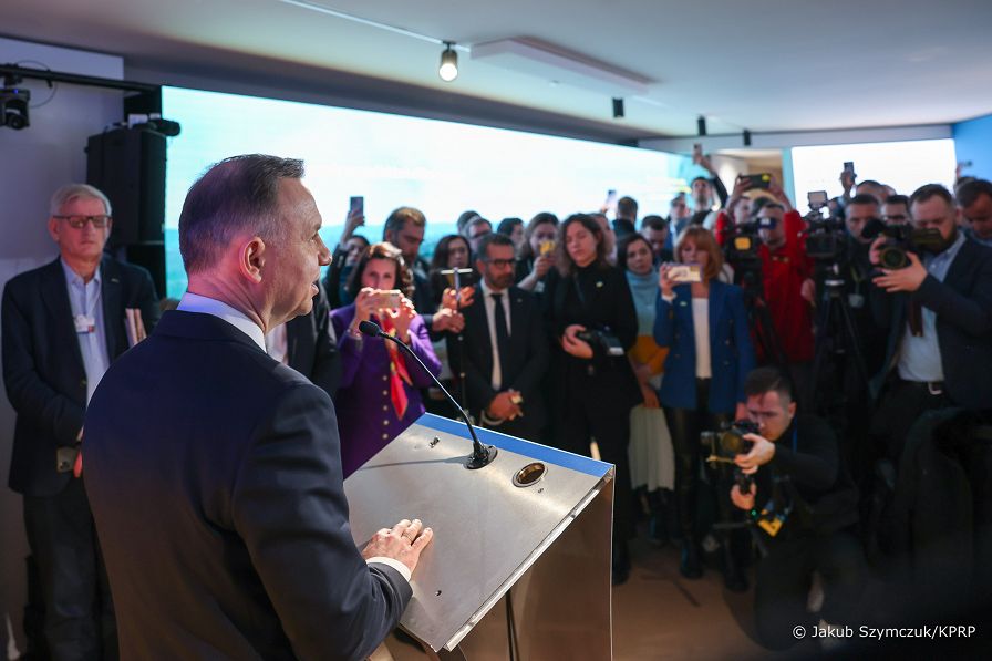 08__Andrzej_Duda_wystawa_nt_rosyjskich_zbrodni_wojennych_na_Ukrainie_Davos_20230117_JSZ_4893.jpg